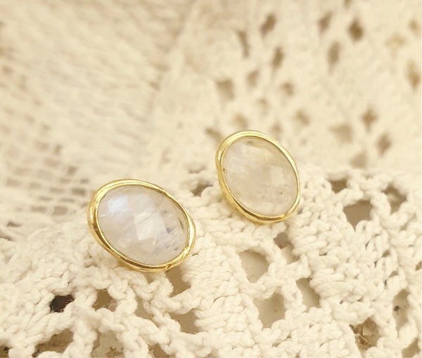 Moonstone | 'Laia' oval earstuds | 24k gold-plated