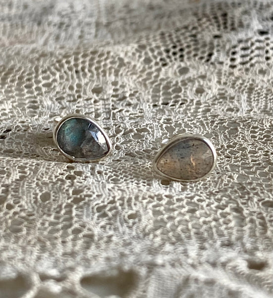 labradorite | 'laia' earstuds | 24k gold-plated