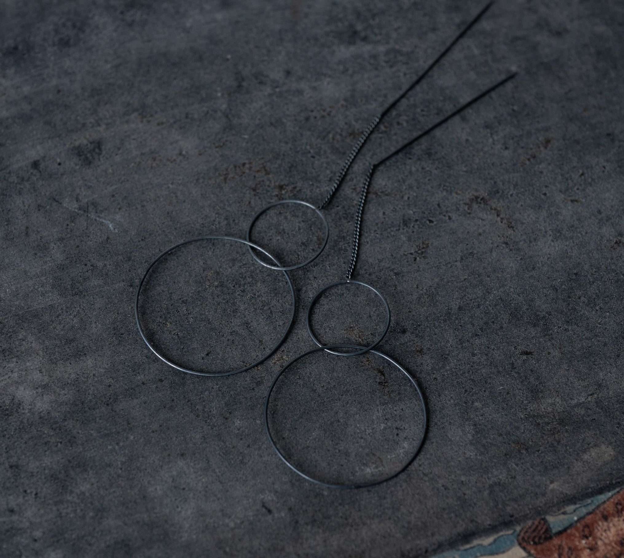 'Two rings' chain stick earrings | 925 Silver oxidazed