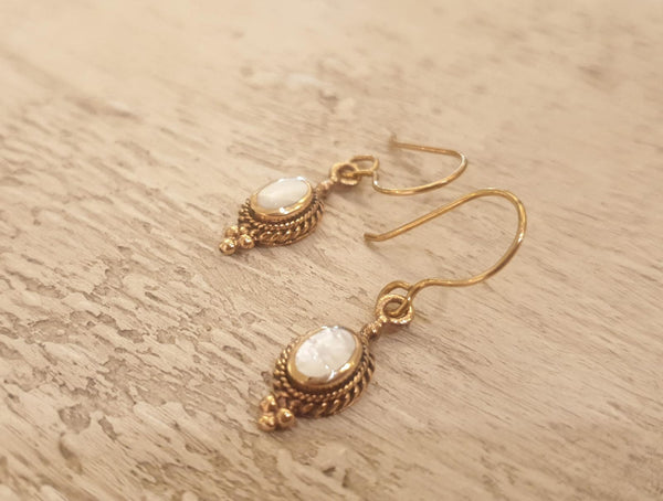 Mother of pearl | 'ora' earrings | bronze