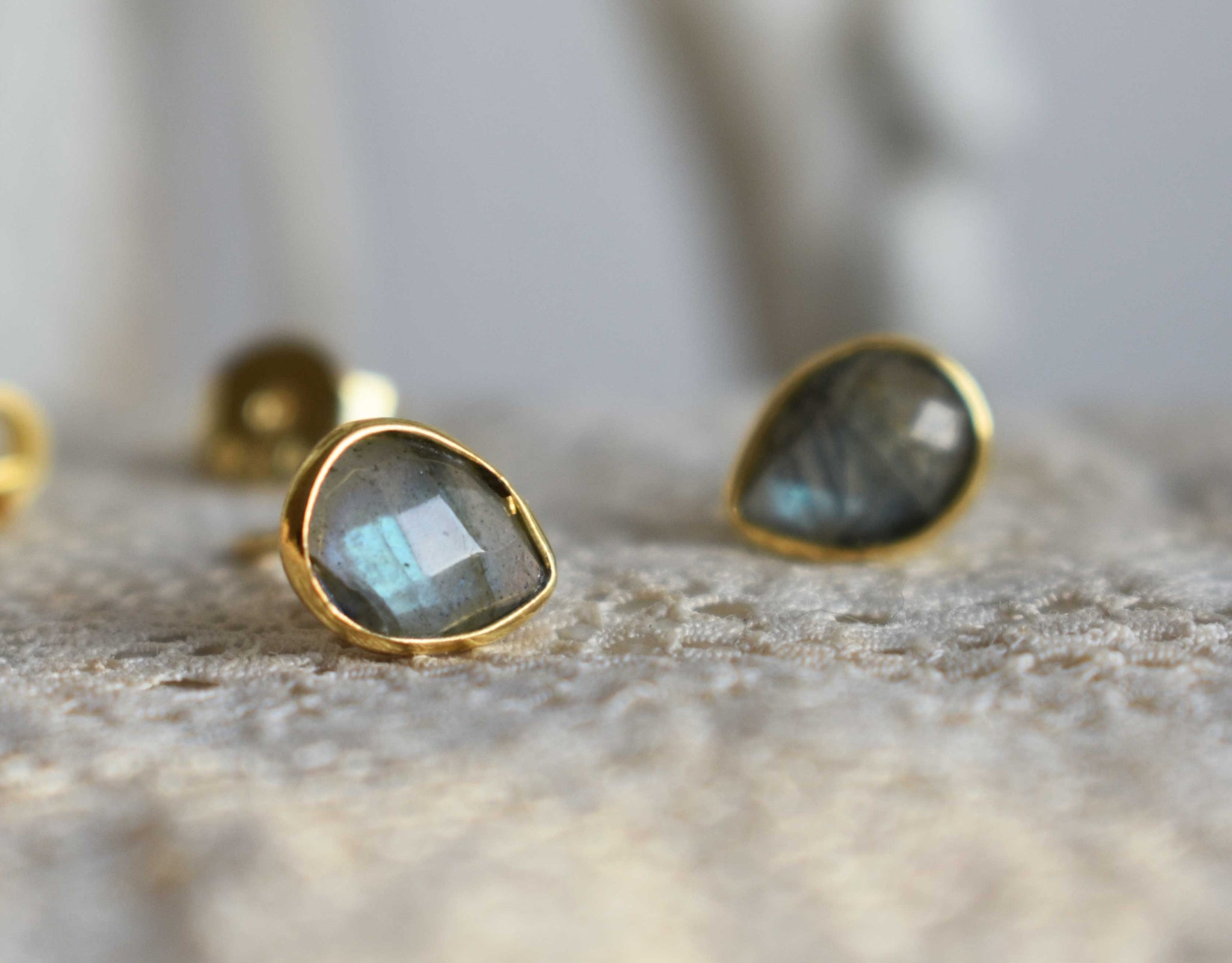 labradorite | 'laia' earstuds | 24k gold-plated