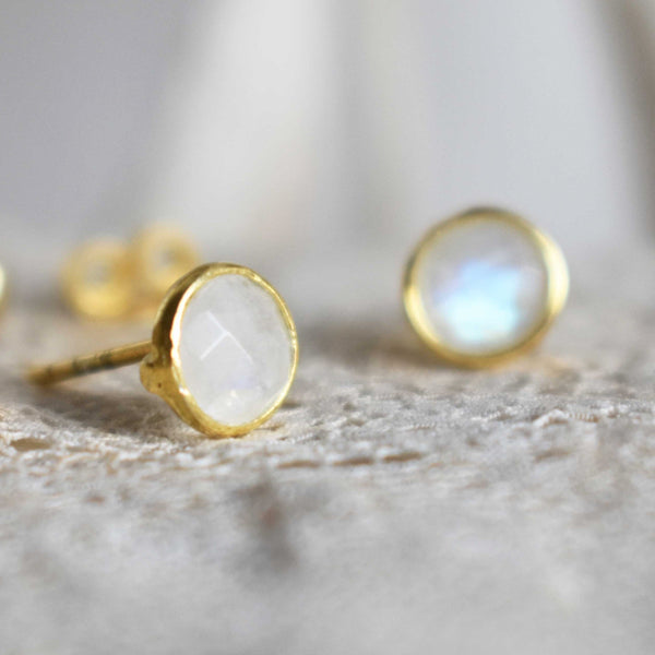 Moonstone | 'Laia' oval earstuds | 24k gold-plated