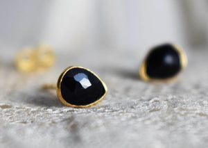 Onyx | ‘laia’ earstuds | 24k gold-plated
