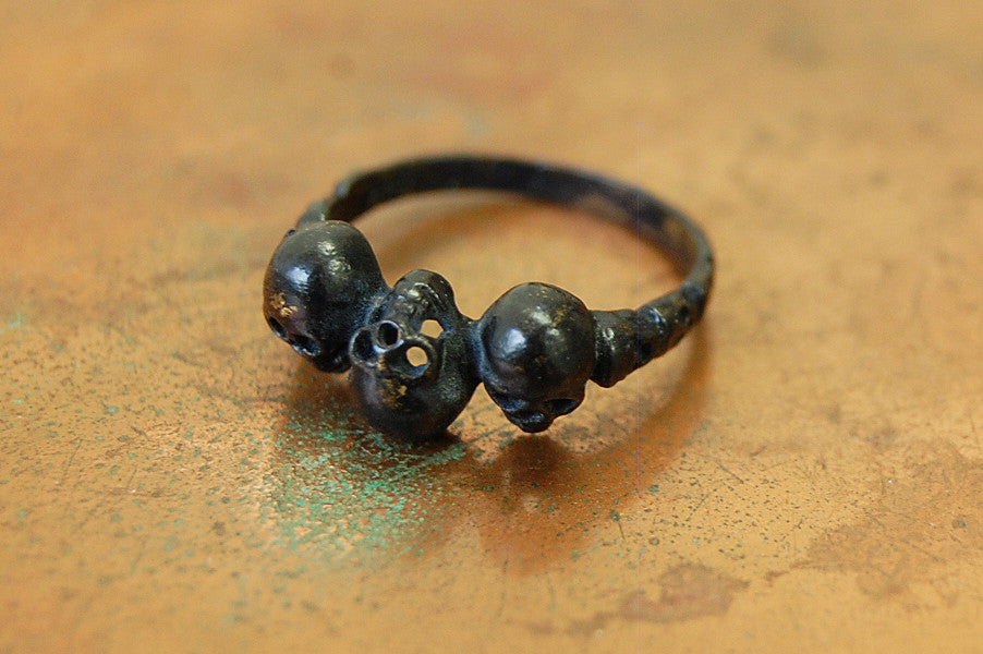 'skulls' black ring | bronze