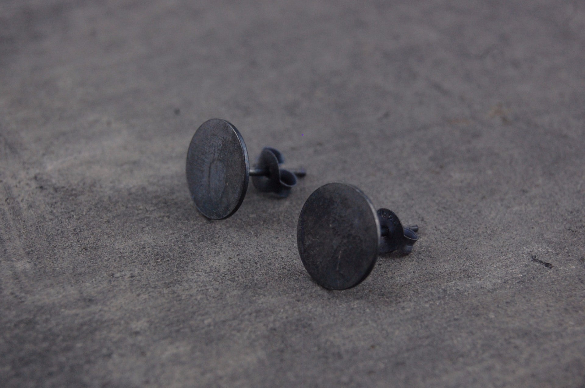 Round earstuds | 925 Oxidized-silber
