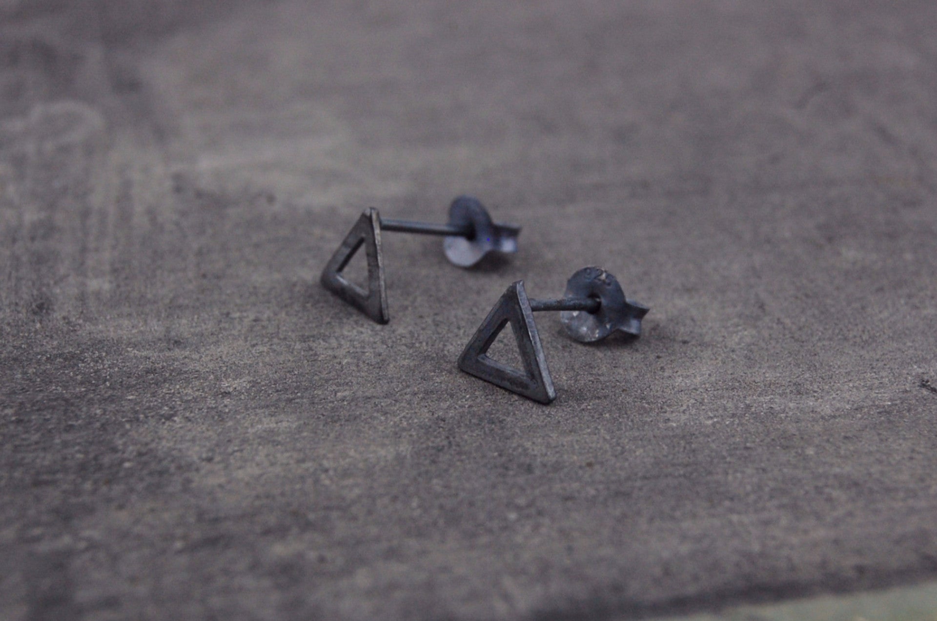 triangle earstuds | 925 silver oxidized