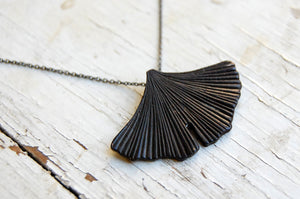 'ginkgo' fan black necklace | bronze