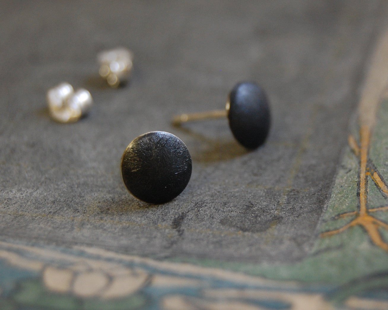 'moneda' earstuds | 925 oxidized silver