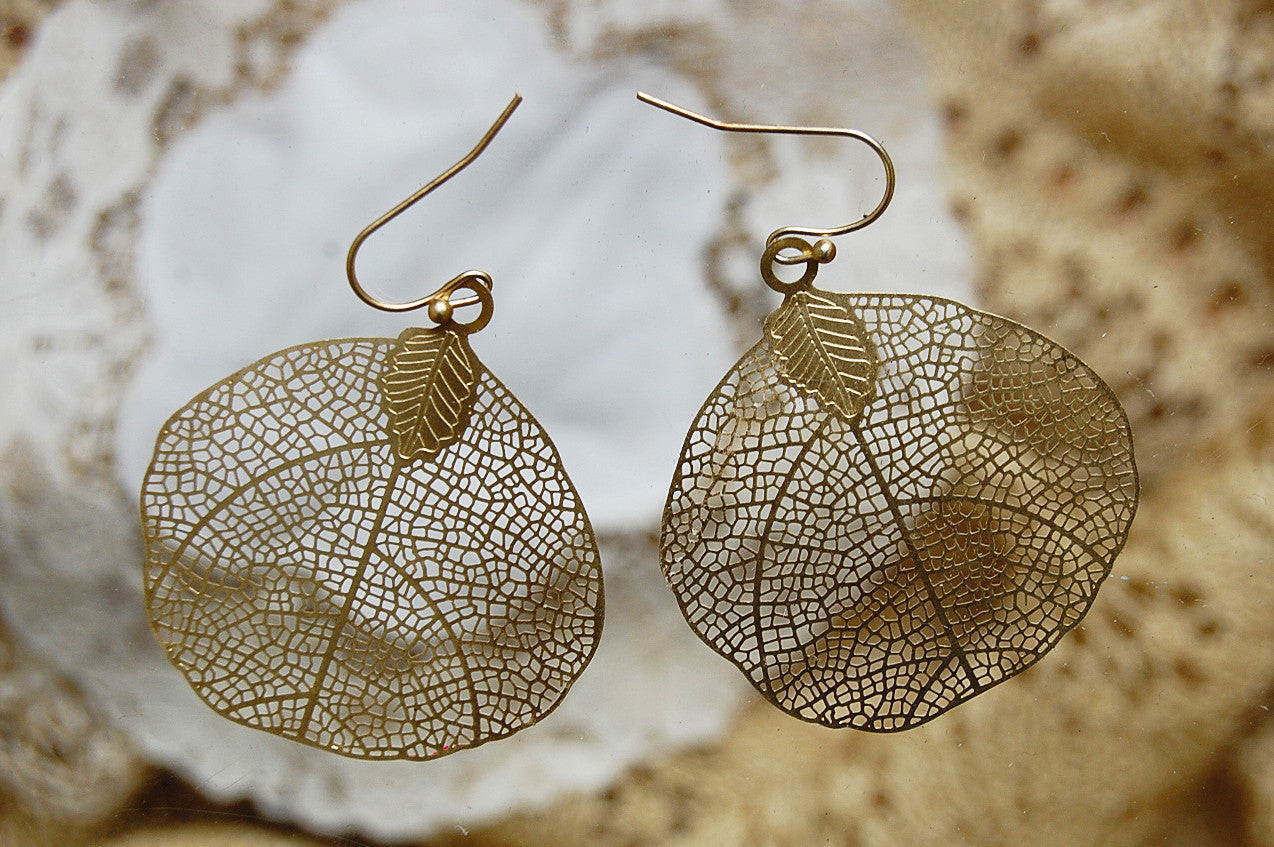 filigree rounded leaf earringsc| 24k gold-plated