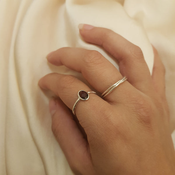 garnet | 'laia' ring | silver