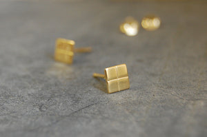 'square grid' earstuds | 24k gold-plated