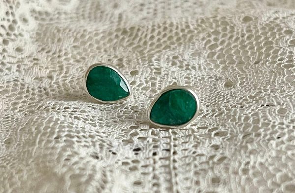 Emerald | 'laia' earstuds | 24k gold-plated