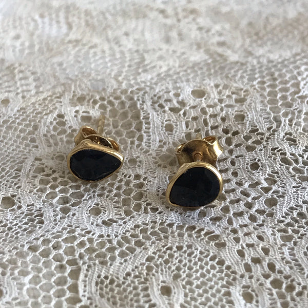 Onyx | ‘laia’ earstuds | 24k gold-plated