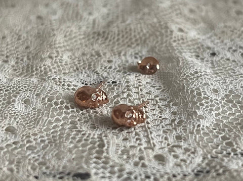 “skull' earstuds | 24k rose gold-plated