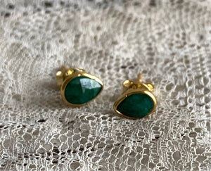 Emerald | 'laia' earstuds | 24k gold-plated