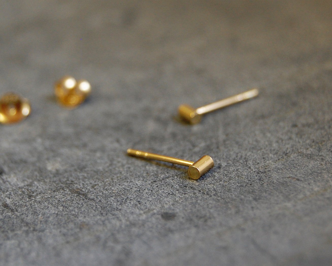 mini cilinder earstuds | 24k gold-plated