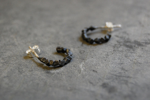 'Rocas' oxidized c-hoop earrings (925 silver)