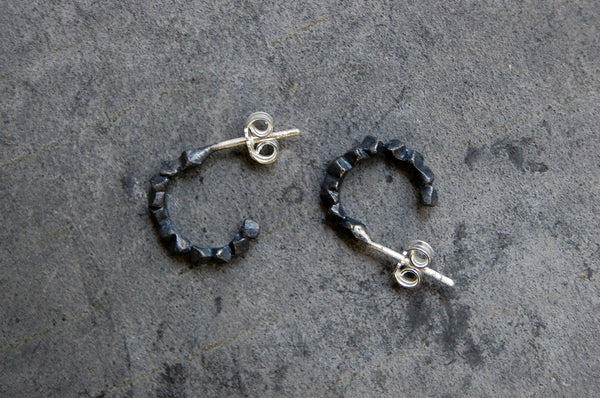 'Rocas' oxidized c-hoop earrings (925 silver)