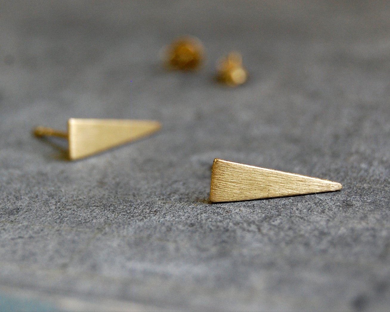 matt triangle earstuds | 24kgold-plated